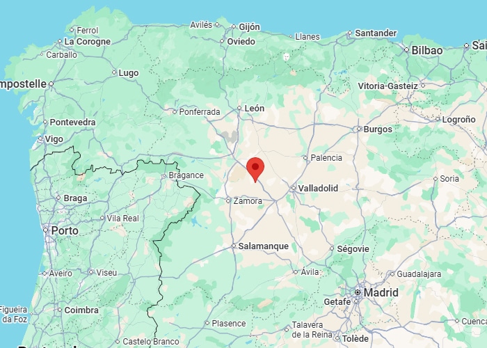 Carte Espagne : Localisation Castille-et-León (León/Zamora). Carte de l'Espagne et du Portugal. Un marqueur rouge pointe la Castille-et-León, près de León, Zamora et Valladolid. Villes clés visibles : Madrid, Bilbao, Porto.